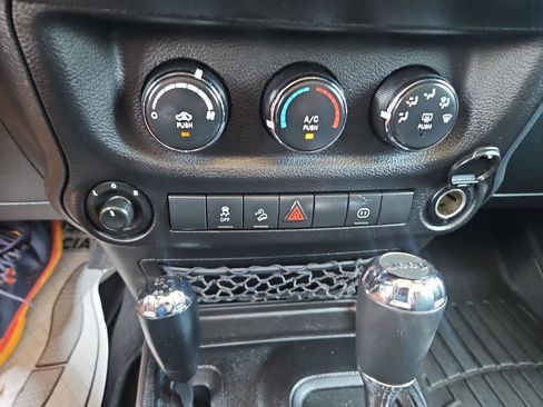 Used 2012 Jeep Wrangler Sahara w/ Connectivity Group AWD/4WD image 28