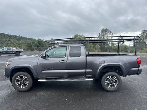 Used 2018 Toyota Tacoma TRD Sport w/ Technology Package image 8