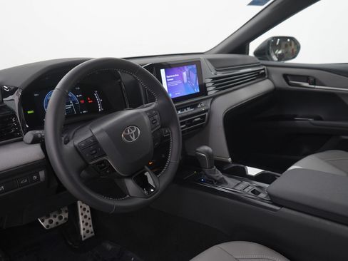 Used 2025 Toyota Camry SE image 23