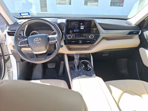Used 2023 Toyota Highlander L image 19