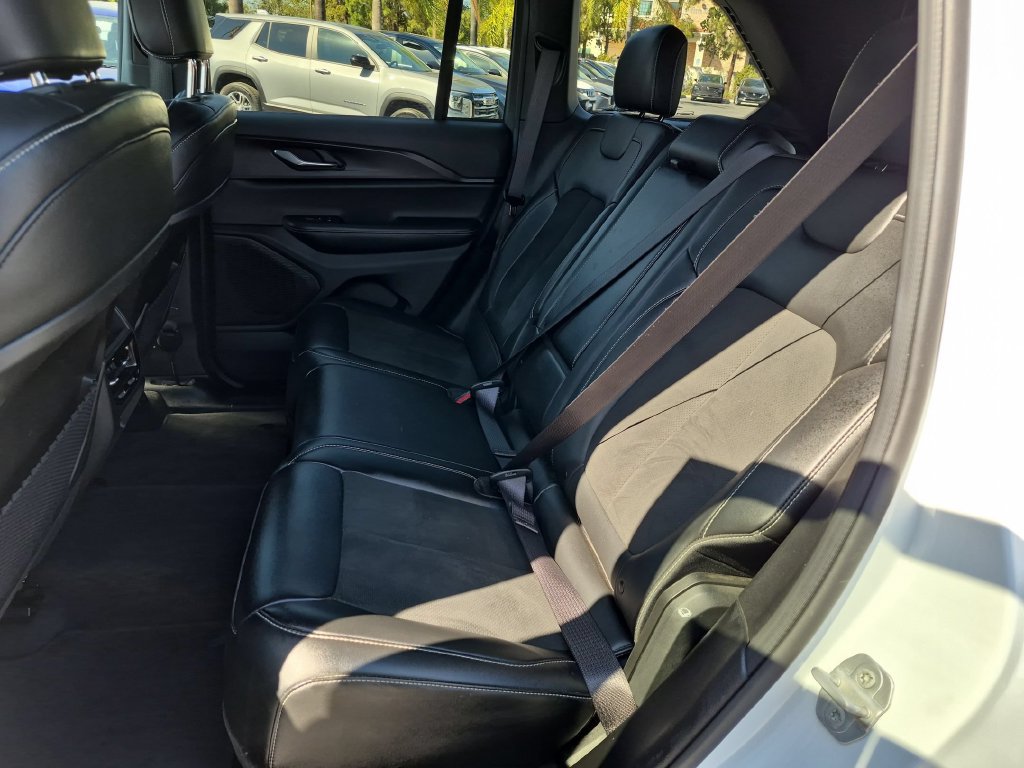 Used 2025 Jeep Grand Cherokee Altitude AWD/4WD image 28