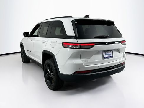 Used 2023 Jeep Grand Cherokee Altitude RWD image 7
