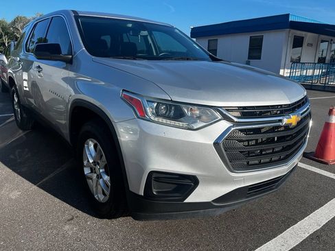 Used 2021 Chevrolet Traverse LS FWD image 1
