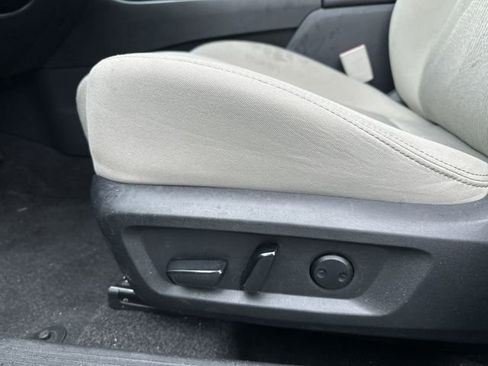Used 2025 Nissan Rogue SV AWD/4WD image 16