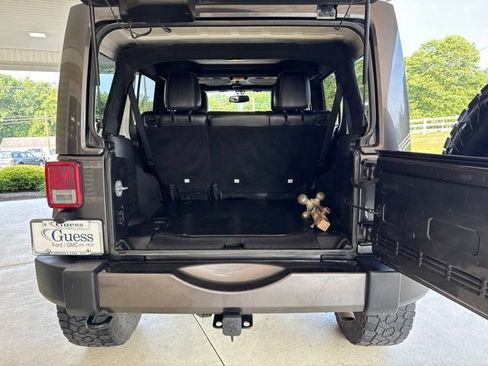Used 2018 Jeep Wrangler Unlimited Sahara w/ Connectivity Group AWD/4WD image 28