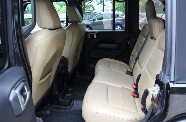 Used 2018 Jeep Wrangler Unlimited Sahara AWD/4WD image 31