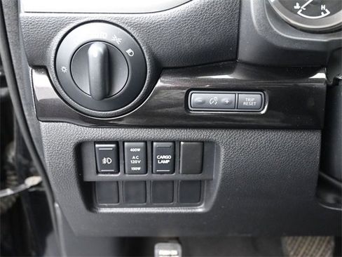 Used 2017 Nissan Titan SV image 17