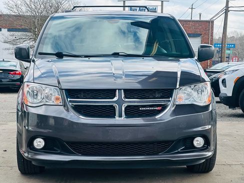 Used 2018 Dodge Grand Caravan SXT image 2