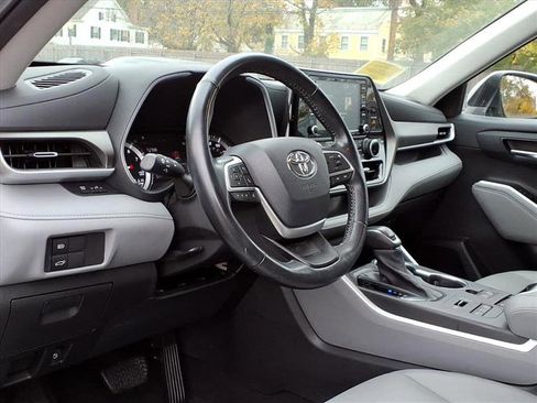 Used 2022 Toyota Highlander XLE image 18
