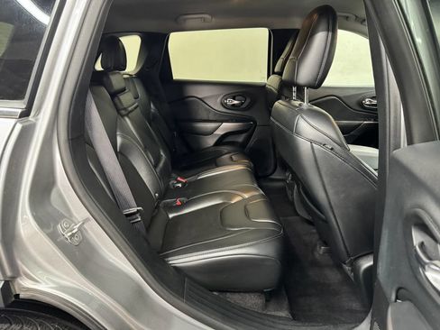 Used 2019 Jeep Cherokee Latitude Plus FWD image 26