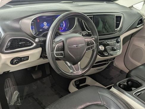 Used 2022 Chrysler Pacifica Touring-L w/ Uconnect Theater Family Group FWD image 11