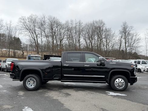 Used 2024 Chevrolet Silverado 3500 High Country w/ High Country Premium Package image 4