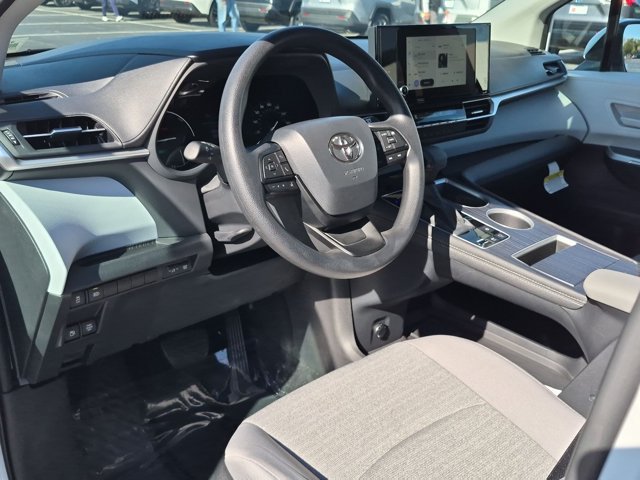 Certified 2026 Toyota Sienna LE AWD/4WD image 4