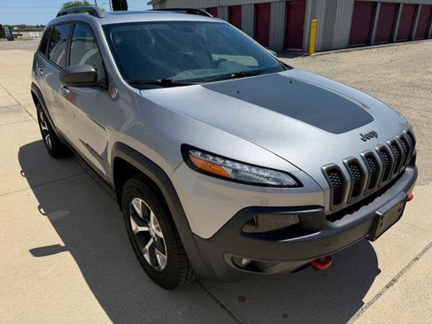 Used 2017 Jeep Cherokee Trailhawk w/ Comfort/Convenience Group AWD/4WD image 4