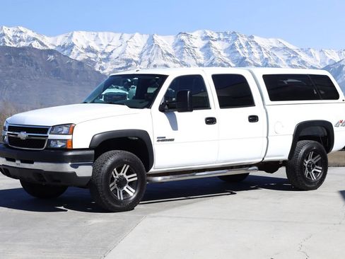 Used 2007 Chevrolet Silverado 2500 W/T w/ Heavy-Duty Power Package AWD/4WD image 2