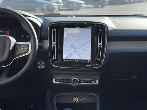 Used 2025 Volvo XC40 B5 Core image 30