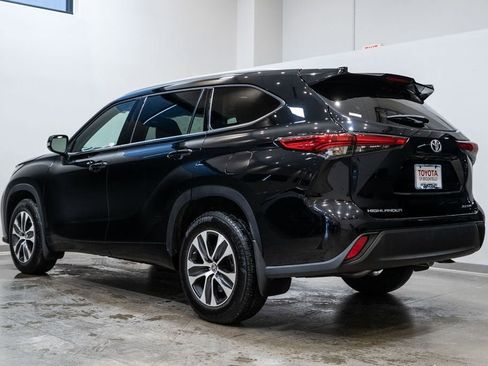 Certified 2022 Toyota Highlander XLE image 4