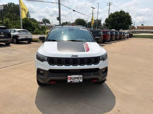 Used 2025 Jeep Compass Trailhawk AWD/4WD image 4