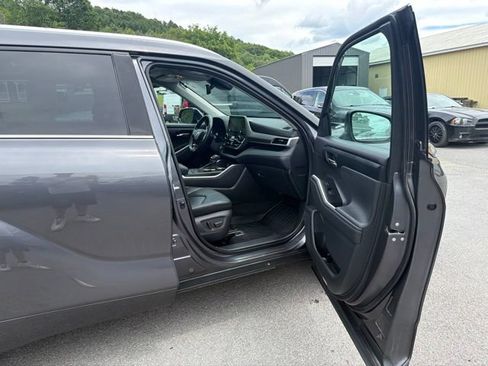Used 2021 Toyota Highlander XLE AWD/4WD image 35
