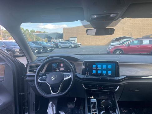 Used 2025 Volkswagen Atlas SE image 30