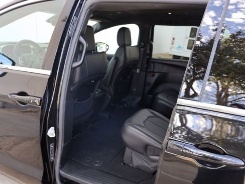 Used 2026 Chrysler Pacifica Select image 18