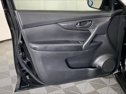 Used 2020 Nissan Rogue S FWD image 19