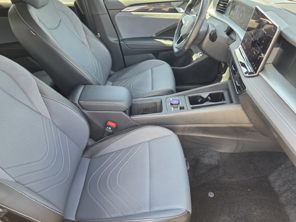 Used 2025 Volkswagen Tiguan SE R-Line AWD/4WD image 12