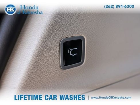 Used 2024 Chrysler Pacifica Touring-L FWD image 22