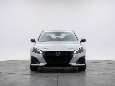 Used 2025 Nissan Altima 2.5 SV FWD image 2
