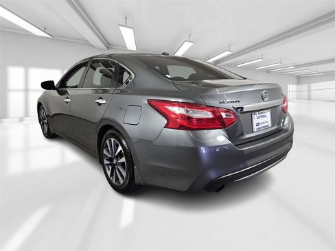 Used 2017 Nissan Altima 2.5 SV w/ Convenience Package image 4