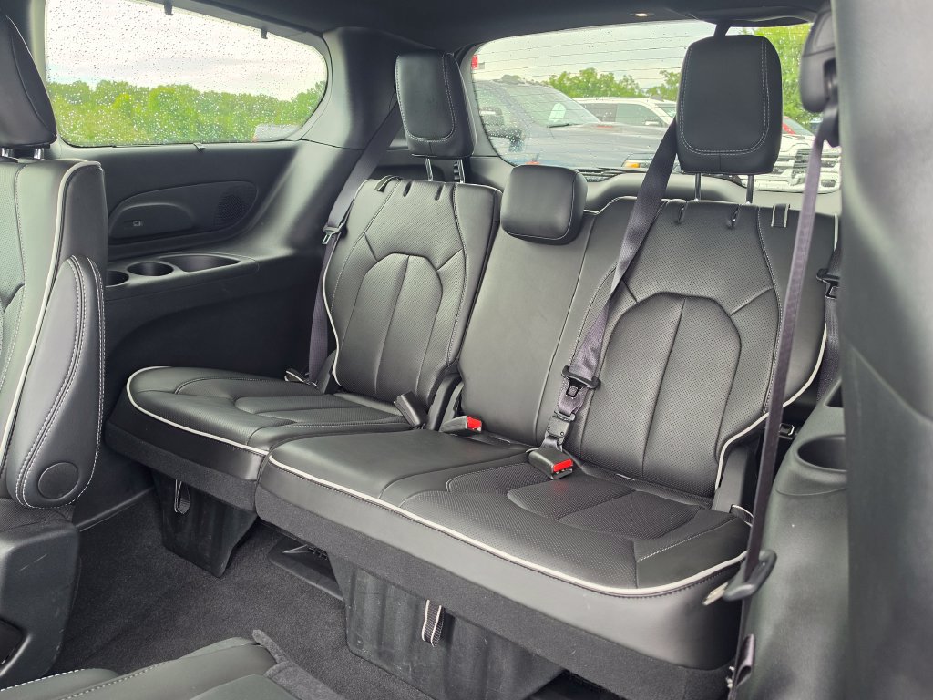 Used 2025 Chrysler Pacifica Limited AWD/4WD image 33