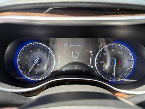 Used 2023 Chrysler Pacifica Limited FWD image 9