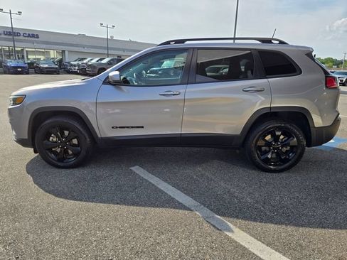 Used 2019 Jeep Cherokee Latitude Plus AWD/4WD image 28