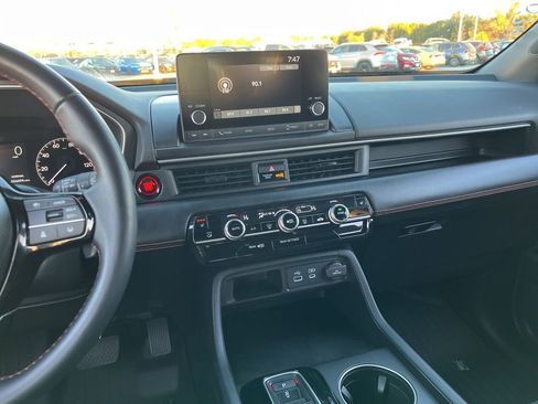 Used 2025 Honda Pilot Sport image 17