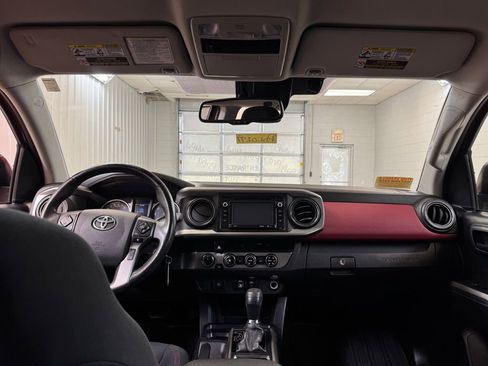 Used 2018 Toyota Tacoma SR5 w/ Four Season Floor Mat Package AWD/4WD image 17