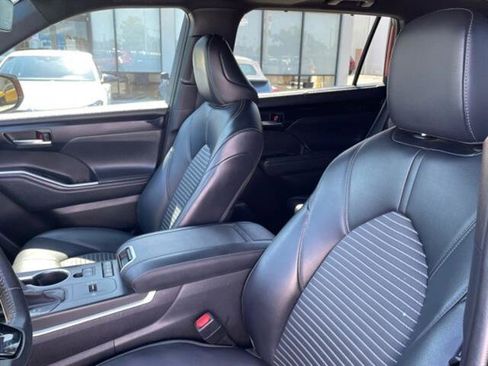 Used 2022 Toyota Highlander XSE image 16