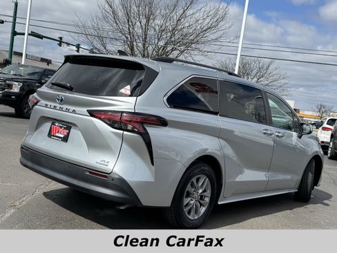 Used 2021 Toyota Sienna XLE image 3
