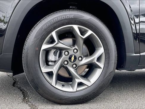 Used 2025 Chevrolet Trax LT w/ Sunroof Package FWD image 11