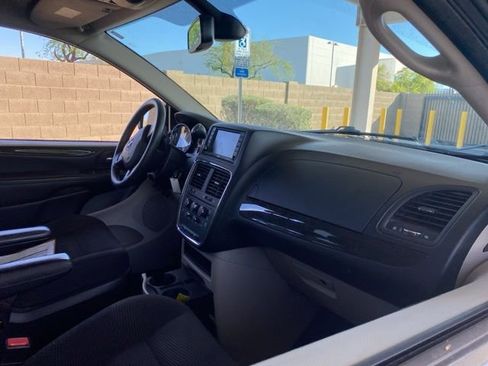 Used 2020 Dodge Grand Caravan SE w/ UConnect Hands-Free Group image 5