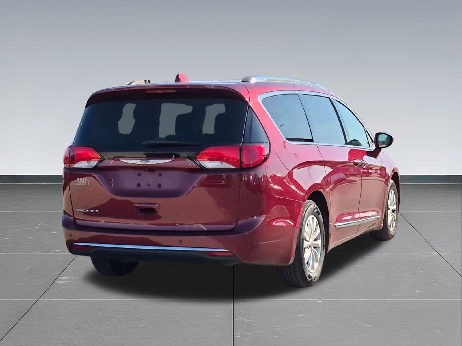 Used 2018 Chrysler Pacifica Touring-L FWD image 6