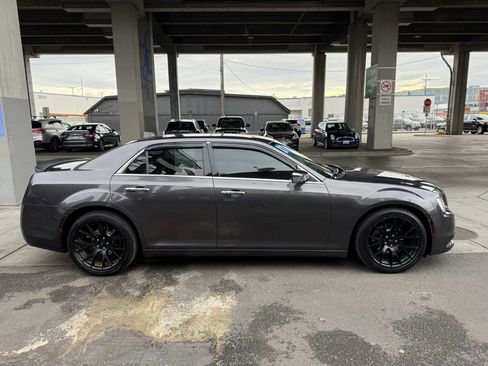 Used 2017 Chrysler 300 C image 2