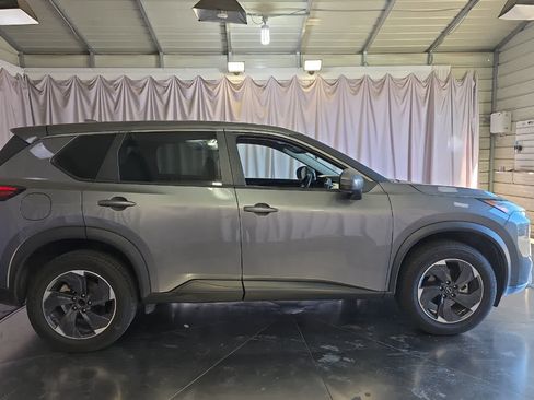 Used 2024 Nissan Rogue SV FWD image 9