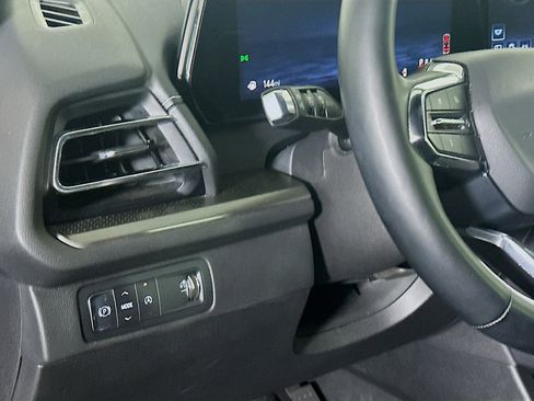 Used 2025 Chevrolet Traverse LT image 17