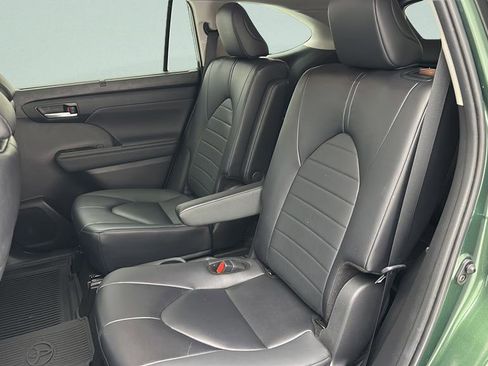 Used 2024 Toyota Highlander XLE AWD/4WD image 11