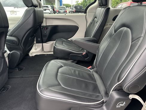 Used 2024 Chrysler Pacifica Limited FWD image 20