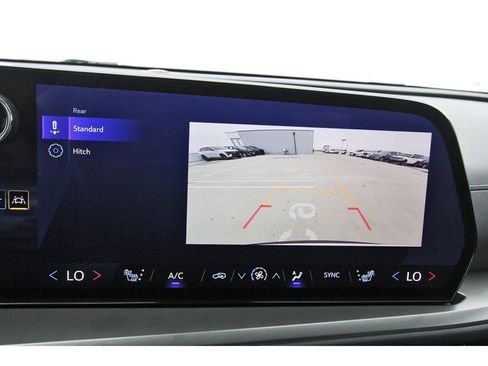 Used 2025 Chevrolet Traverse LT image 23