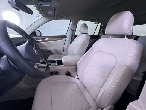 Used 2025 Volkswagen Atlas SE image 11