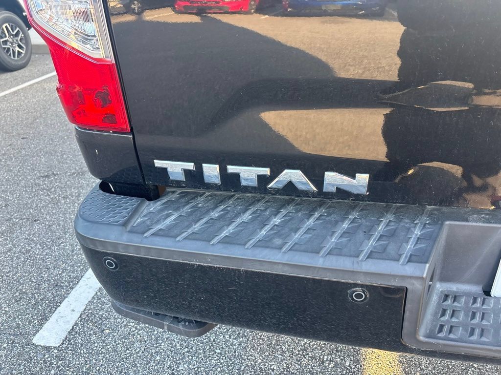 Used 2018 Nissan Titan PRO-4X w/ Pro-4x Convenience Package AWD/4WD image 11