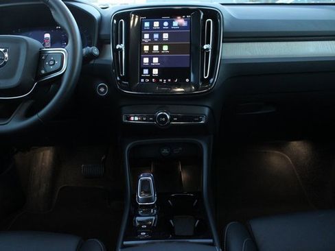 Used 2025 Volvo XC40 B5 Plus image 22