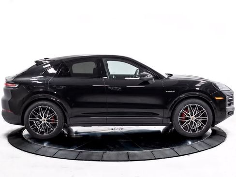 Certified 2025 Porsche Cayenne S AWD/4WD image 8